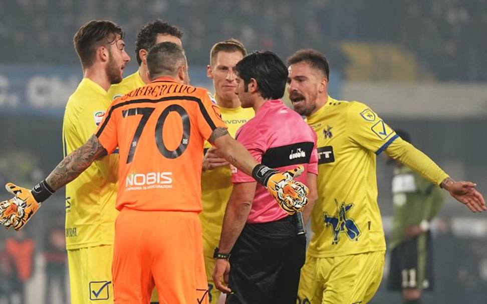 Le proteste di Cacciatore e dei giocatori del Chievo per il secondo cartellino rosso del match. Lapresse